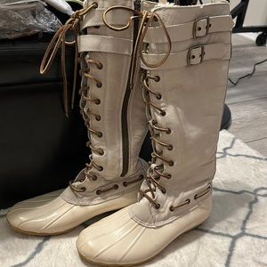 Sperry weather boots in very good loved condition. Great for snow or rain